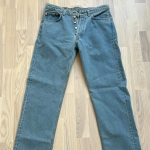 Levi’s 501 jeans dam - Ett par Levi’s 501 jeans i kvinnlig passform, nästintill oanvända i extremt bra sick. Det är storlek W31 L36 och det är bara att skicka medelande vid funderingar. 