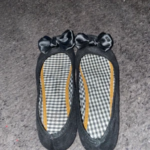 Ballerinaskor  - Dessa ballerinaskor är svarta med en fin detalj. Har aldrig använts utomhus och är i mycket fint skick. Kommer tyvärr inte ihåg var jag köpt de 😊