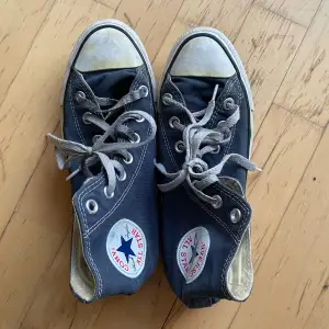 Säljer dessa jättefina mörkblå Converse, då de tyvärr är för små! Bra skick, dock smutsiga skosnören, men som jag såklart tvättar innan jag postar! 💗