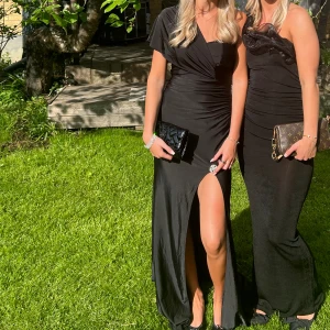 Balklänning  - Endast använd en gång, köpt för över 1200kr❤️broschen som sitter på ingår ej i klänningen utan hade den endast för att få ner slitsen lite. Den släpar i marken på mig som är 173!!