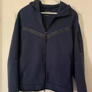 Nike Tech Fleece - Storlek M, perfekt skick förutom att den är lite rufsig i mitten som man ser på andra bilden. Borde va väldigt lätt att ta bort