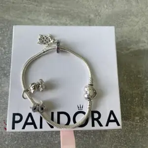 Säljer nu mitt Pandora armband i silver pga att de de inte kommer till användning. Knappt använt och inte tecken på användning bortsett från en berlock som gick sönder. På bild två kan ni se hur ja räknat ut kostnad. Berlock sönder = -200kr. 