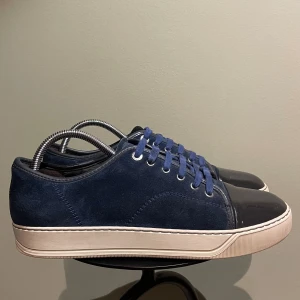 Lanvin skor  - Hej! Säljer nu dessa super sällsynta lanvin skor. Skorna är i toppskick 9,5/10. Med skorna medföljer dustbag. (Orginal sulan saknas)