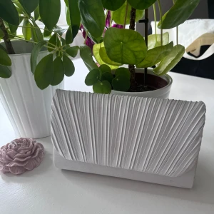 Väska - Kuvertväska, använd en gång.  Kedja medföljer, men går att lägga in det i väskan <3