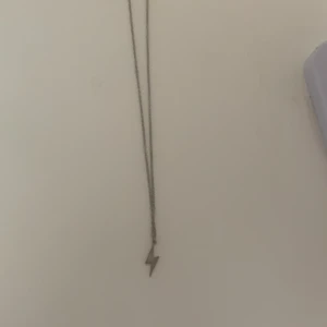 Blixt halsband - Jätte fint blixt halsband som jag tyvär inte har användning för längre💗