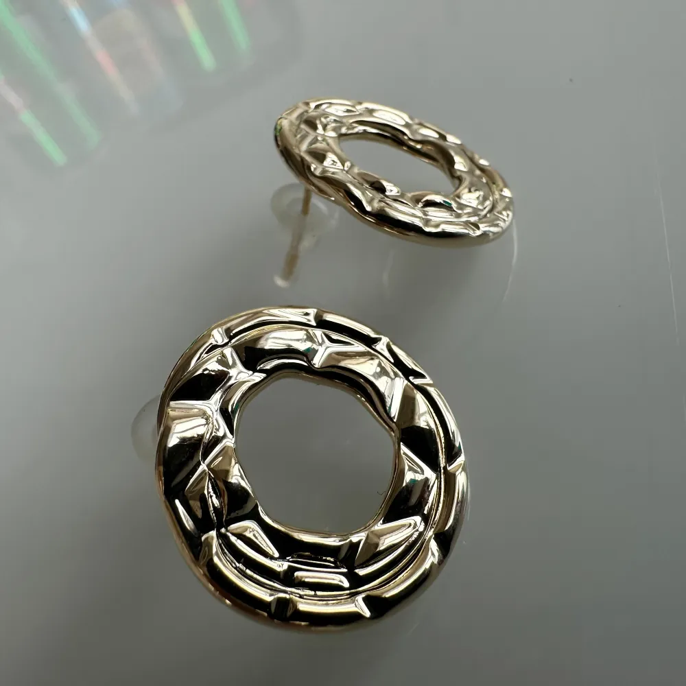 De små stiftörhängena är förstklassigt och detaljrikt utformade i guld. De imponerar med en slingrande orm i naturtrogen design. Det ger det uttrycksfulla örosmycket elegant glans. Stiftörhängena passar perfekt för en extravagant, originell look.. Asusteet.