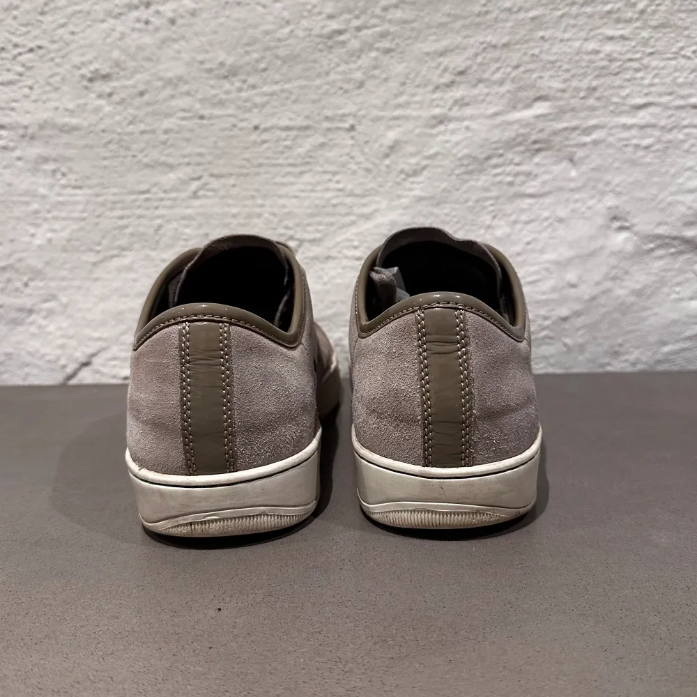 Hej! Säljer ett par Lanvin skor i ljusgrå färg med glansig cap toe. Storlek UK 8, passar 43-44. Bra skick, inga visuella defekter.  Fraktar eller möts upp i Örgryte🤝. Skor.