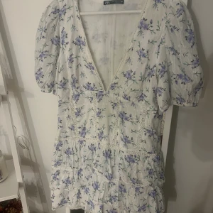 Söt klänning  - Superfin klänning från Zara. Mycket bra skick.