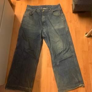 Ett par jeans som inte kommer till användning längre. Lite nött längst ner men ska inte vara något problem.