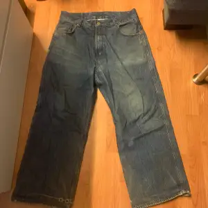 Ett par jeans som inte kommer till användning längre. Lite nött längst ner men ska inte vara något problem.