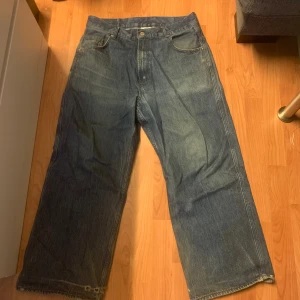 District 46 skate jeans - Ett par jeans som inte kommer till användning längre. Lite nött längst ner men ska inte vara något problem.