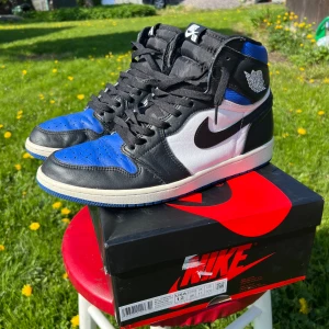 Air Jordan 1 retro high Royal Toe - Säljer snygga jordans. Storlek 46. Använt måttligt, men ändå bra skick. Original box och extra snören som syns på bild medföljer. Pris kan diskuteras.