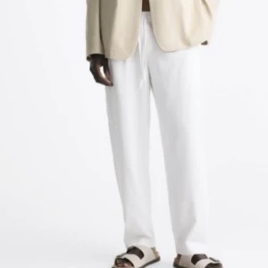 Vita linnebyxor från Zara✨ - Säljer linnebyxor från zara inköpta förra året som endast använts en gång. Säljes pga inte kommer till användning och nypris var 399kr✨ 