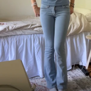 Levis jeans - Jätte fina ljusa Levis jeans med låg midja och bootcut. Säljer då de blivit för små. Skriv för mått!🩷