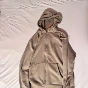 Zip hoodie  - •8/10  •Nypris 900
