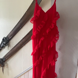 röd klänning  - Prislapp kvar, hann inte returnera den i tid så därför säljer jag den  