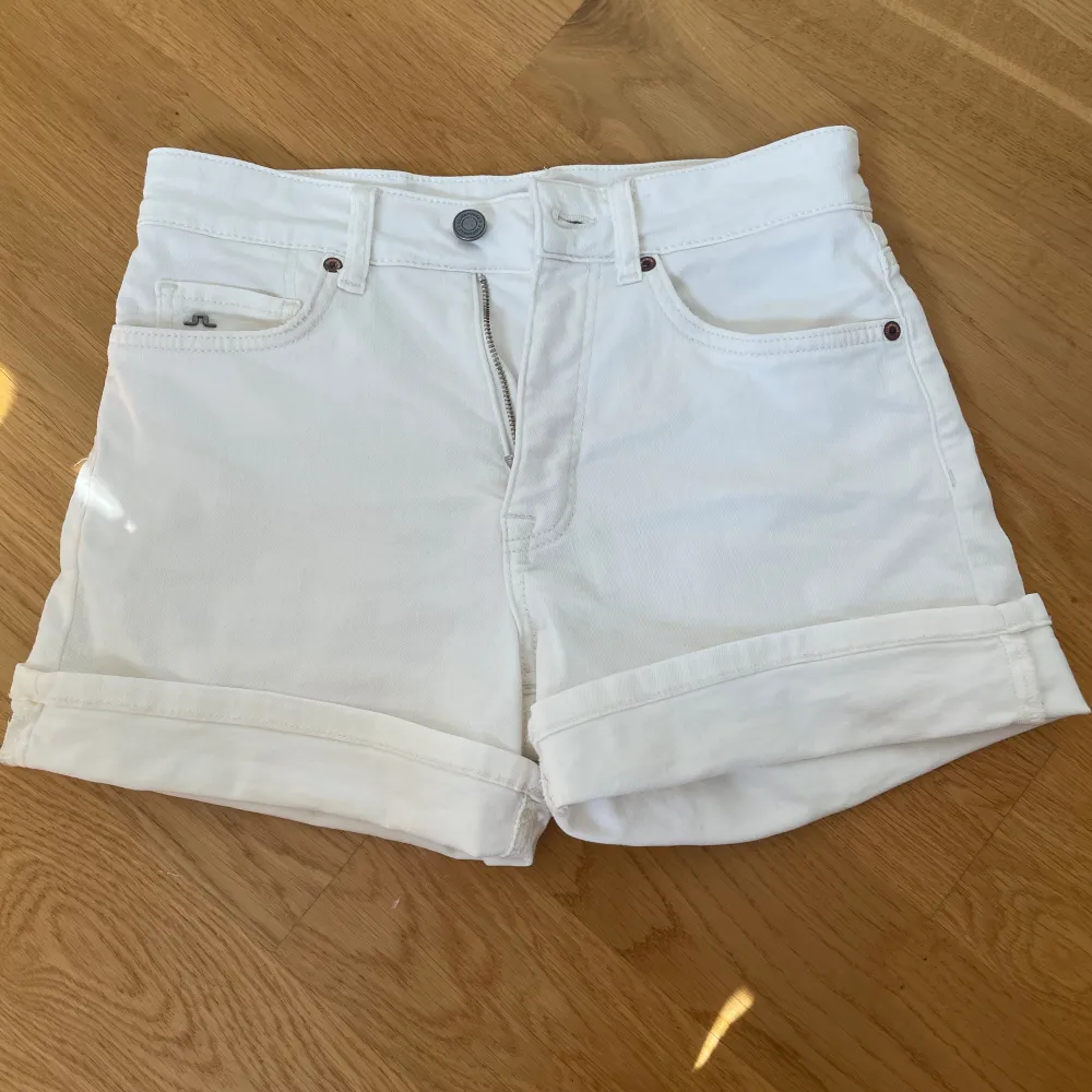  Nästan helt oanvända super fina, vita j. Lindberg shorts💞 hör av dig vid intresse av köp🤗. Shorts.