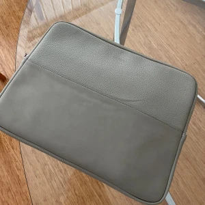 Datorfordral - Säljer mitt datorfodral från Don Donna, köpt för ca 300kr i butik. Finns inga synliga slitningar utöver ett litet format streck på ena sidan men som säkert försvinner vid användning men kan inte garantera. Fodralet är 15 tum 🩵 