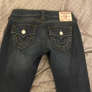 Intressekoll på mina lågmidjade True Religon jeans i modellen Joey, de är knappt använda och därför i fint skick, inga defekter. Funderar på att sälja då de inte satt så som jag ville🤗