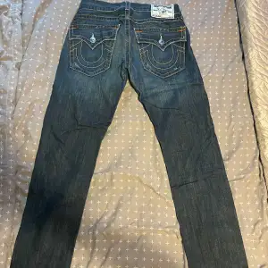 Jätte fina true religion jeans utan några defekter. Jag är öppen för bud!!! om några frågor om storlek och liknande är det bara att fråga! 