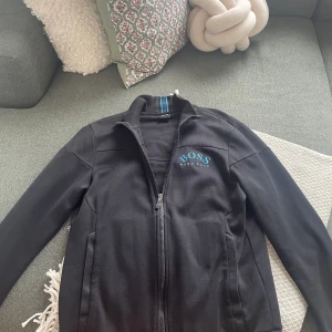 Hugo boss sweatshirt.  - Hugo boss tröja limiterad och finns inte idag. Bra skick och storlek S