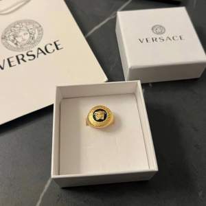 Väldigt fin Versace ring till ett bra pris, allt ingår så som box och bag