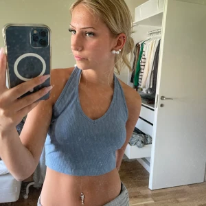 Blå halterneck topp - Bara provad inte använd. Jättebra skick. Säljer en likadan fast vit och en likadan fast grön också.