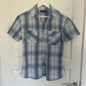 Rutig Blå Skjorta  - 47cm Bredd 65cm Längd Storlek M men passar S också