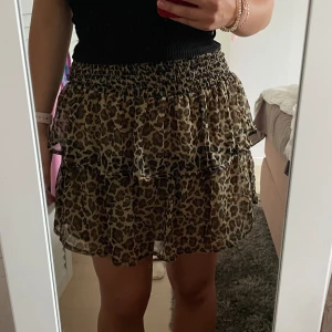 Leopard volangkjol  - Den kommer tyvärr inte till användning!! Men super trendig och söt