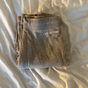 Lexington mjuktisbyxor - Ett par skit snygga lexikon byxor. Säljer de pga att de är för stora. Jag köpte de på kidsbarndstore för 599 men säljer nu för 350 pga att de är lite skrynkliga ( går troligtvis att fixa) de är i str 176 och de finns inga tecken på skador🤍