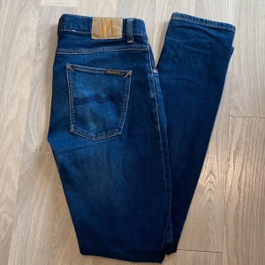 Nudie Jeans - Säljer nu dessa asfeta Nudie Jeans i ett gott skick! Storleken är 31/32 i modellen Lean Dean. Nypris ligger på ca 1600kr❌ mitt pris endast 379kr✅ hör av dig vid minsta lilla fundering 😀😀