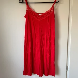 Nattlinne - Ett supergulligt rött nattlinne med hjärtan från Cubus💕 Endast använd 1 gång. Bara att höra av sig vid funderingar!🤗 Alla priser är diskuterbara vid snabb affär!! 