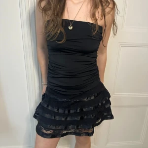 Svart klänning - Svart klänning med scrunch på sidan. Perfekt till en middag eller fest. 