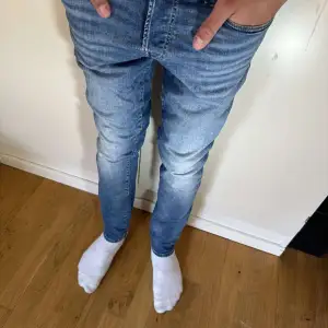 Ett par riktigt feta Jack & Jones jeans i modellen Glenn (slim) jeansen är i mycket bra skick och hög kvalitet. Priset kan diskuteras vid snabb affär