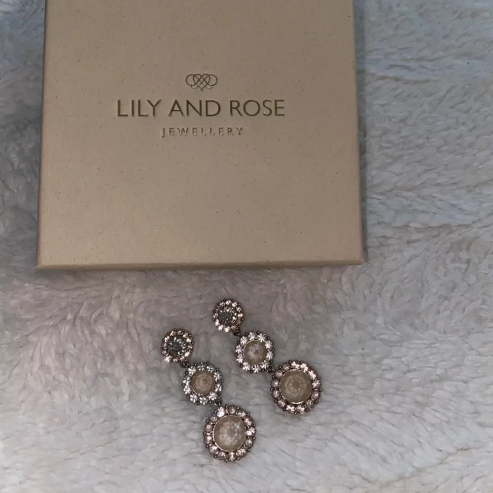 Superfina Lily and rose örhängen som tyvärr inte kommit till användning. Nypris ca 695kr 🫶🏻. Accessoarer.