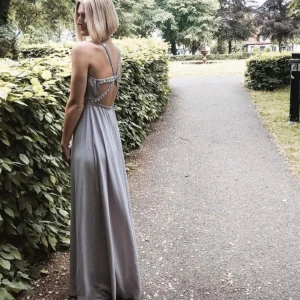 Balklänning - Grå balklänning i storlek S, fint skick. 