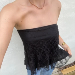 Offshoulder topp i mesh  - Så fin offshouldertopp i meshmaterial. Säljer då den inte kommer till användning 