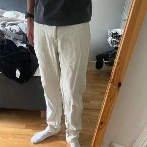 Linnebyxor 32 - Säljer nu ett sparsamr använt par linnebyxor i storlek 32. Skitsnygga men tyvärr försmå för mig nu som är 189 cm och 75 kg.