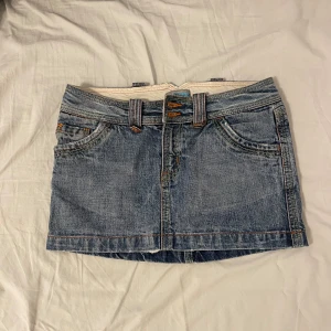 Mini jeans kjol  - Söt men en knapp saknas (se bild), dock inget man tänker på! annars inga defekter 😇
