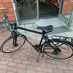Cykeln  - Hej jag säljer min Cykel som jag har haft nu sen förra sommaren använt en gång och är fräsch och ny. Den har inga problem med bromasarnq skivan eller sådana😁 Den har 18 växlar Den är 26 tum. Pris kan diskuteras 😃