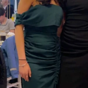 Klänning - Säljer denna gröna klänningen som har använts några gånger. Den ät i storlek S. Säljer för 500 kronor