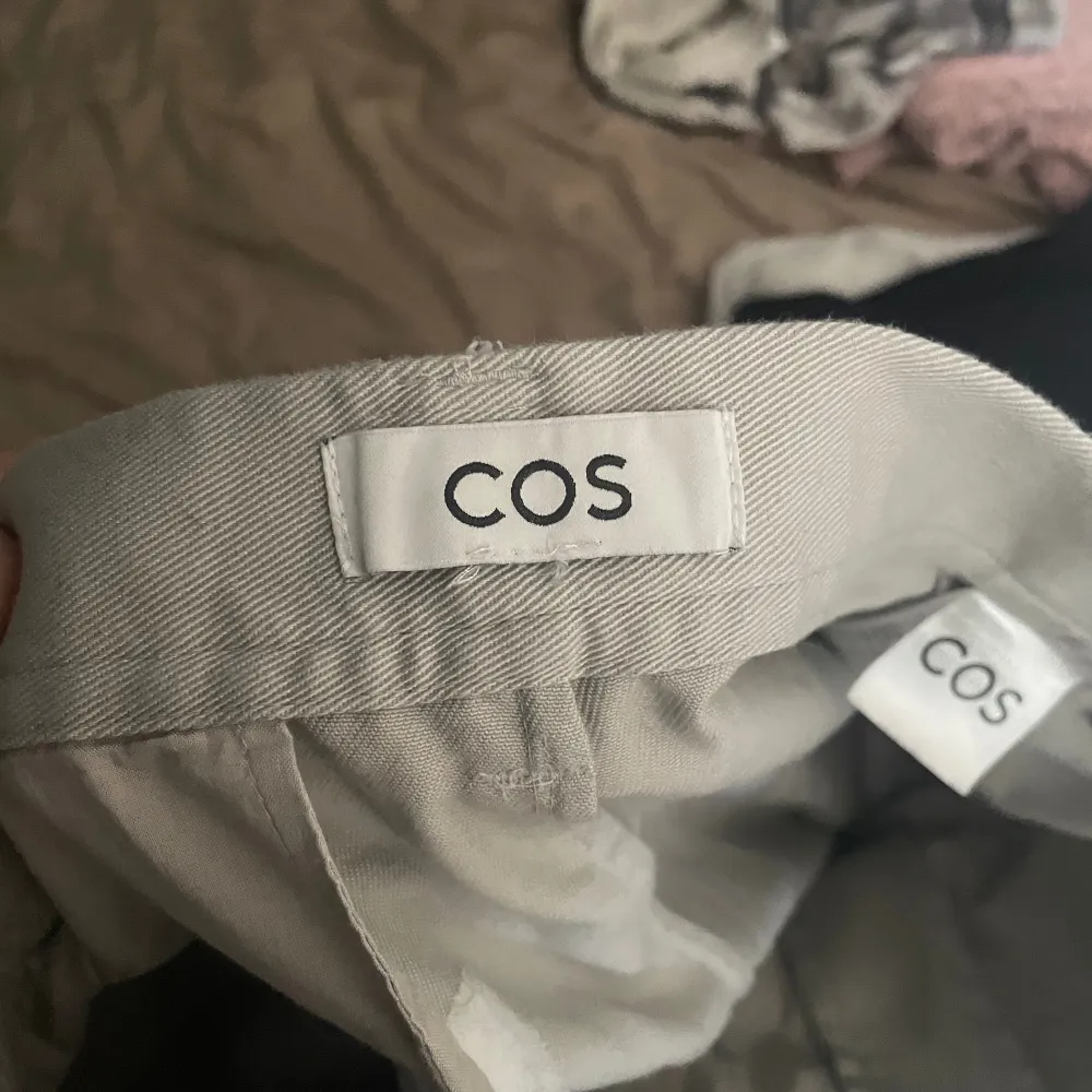 Ett par beiga Chinos från Cos, väldigt skön passform och faller snyggt över skorna! Jag har w33 och är 186cm, sitter väldigt bra Köpta för 1.200 men säljer för 350. Farkut & Housut.