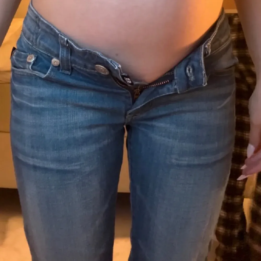 Lågmidjade victoria beckham jeans!! 💕🙏🏽 så snygga men säljer då jag inte tyckte de passade mig så bra. Bild 2,3 är lånade från hon jag köpte av ☺️. Jeans & Byxor.