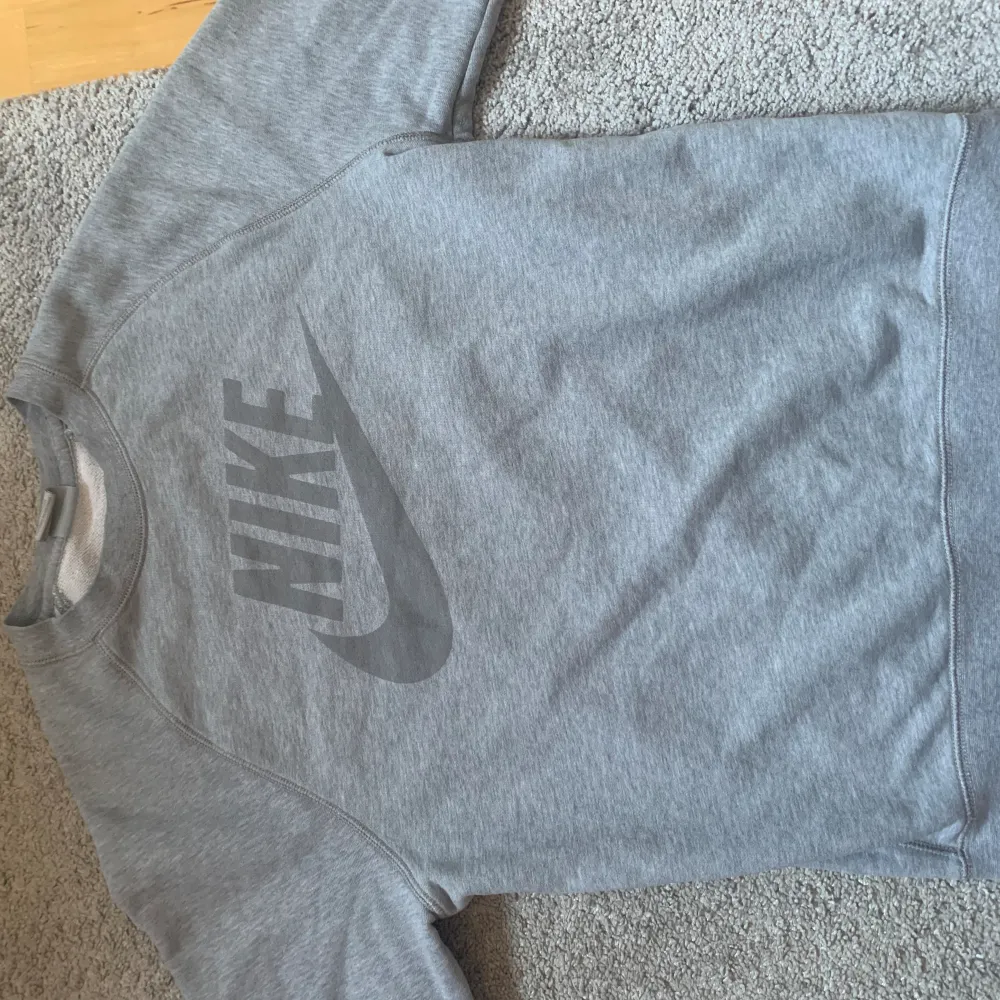 Grå Nike tröja i storlek S, fint skick. Tröjor & Koftor.