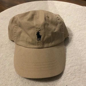 Ralph Lauren keps - Säljer min Ralph Lauren keps då den inte används längre. Använd Max 10-15 gånger. Skick 9.5/10 Dm för fler frågor.