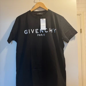 Helt ny tshirt strl M "Givenchy" - Helt ny och oanvänd tshirt med lapparna kvar, strl M. Vet ej om den är original.