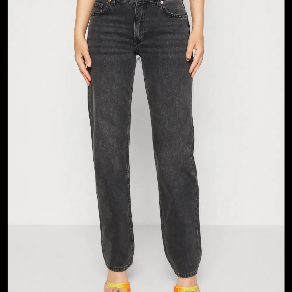 Gråa jeans från gina tricot. Aldrig använda! Fint skicks. Modell straight🩶 kontakta för mer bilder. Jeans & Byxor.
