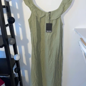 Klänning  - Aldrig använd. 