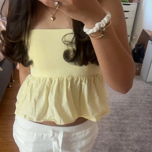 Gul tubetopp💛 - Säljer denna så fina gula tubetoppen från zara. Den är i superbra skick aldrig hunnit använda den!💛Den är i storlek S men passar xs med!💛