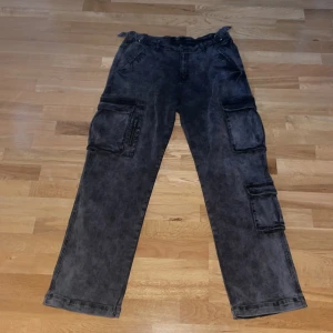Black Premium By EMP cargo byxor - Riktigt fräna cargo byxor från EMP, hittar ingen lapp i dem som säger storlek men skulle säga att de passar som en XL/L. Dem är i nyskick. Skriv gärna om ni vill ha måtten eller undrar ngt! 🐱🐱💯🙏